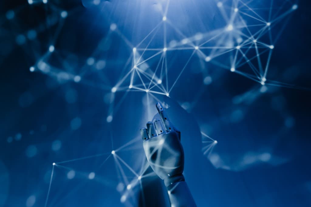 Robothand die interageert met een digitaal netwerk van lichtpunten