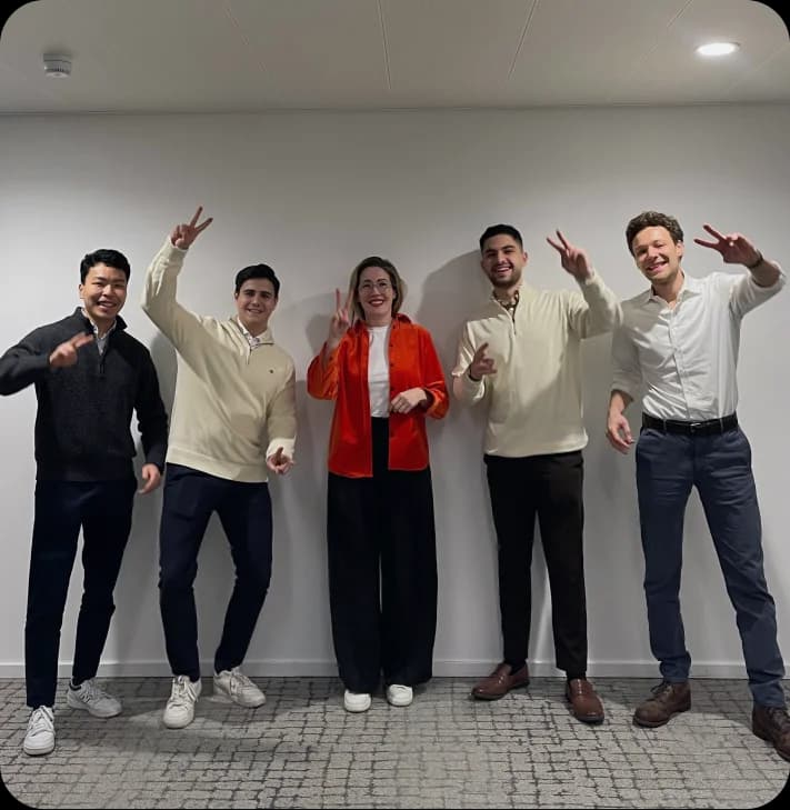 Das AI-Phase-Gründerteam mit einem Partner